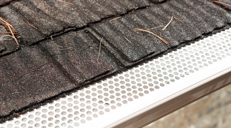 Comparing Coverages:  Analyzing Leaf Filters vs Leaf Guards for Optimal Gutter Protection